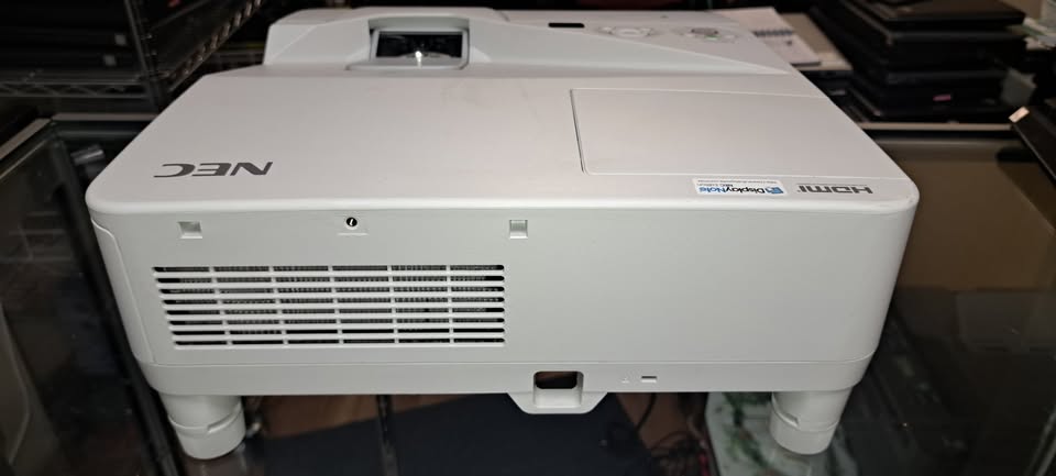 Projecteur NEC UM330W 3LCD WXGA ultra Short-Throw