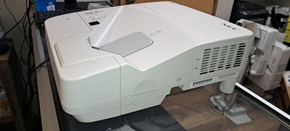 Projecteur NEC UM330W 3LCD WXGA ultra Short-Throw