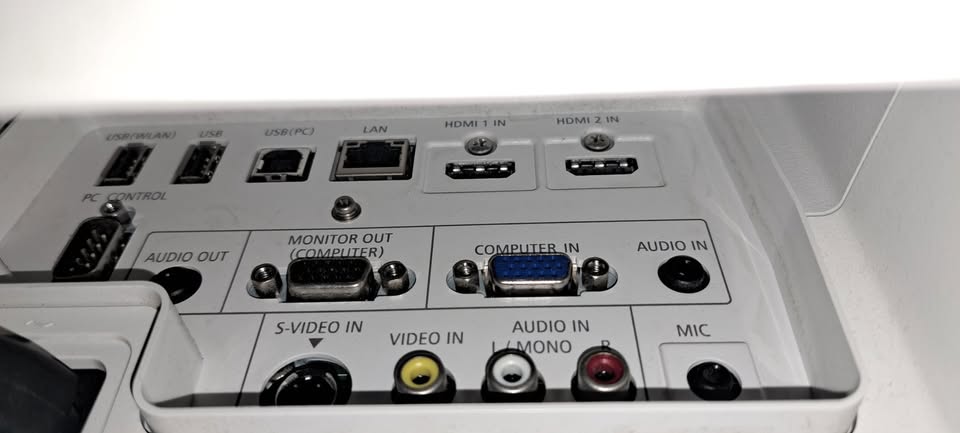 Projecteur NEC UM330W 3LCD WXGA ultra Short-Throw