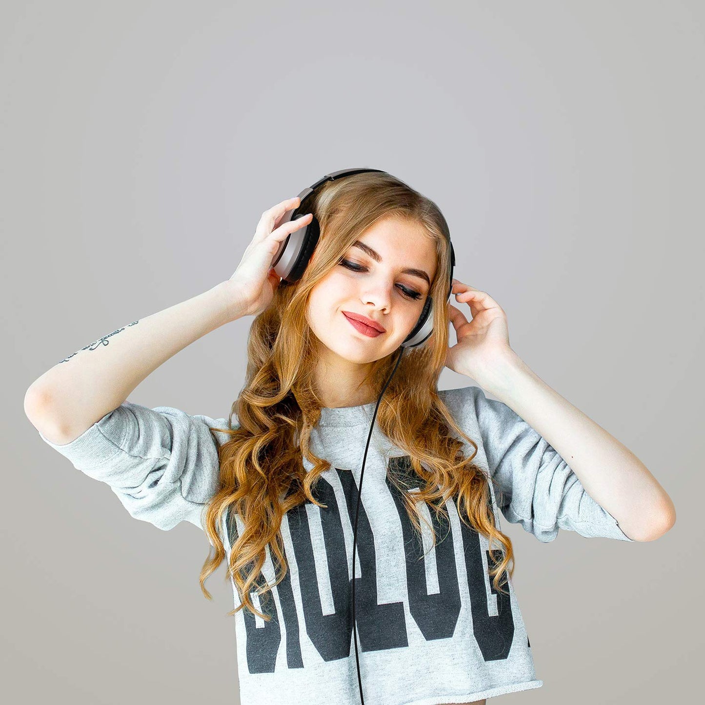LORELEI X6 Over-Ear Headphones with Microphone, Lightweight Foldable & Portable Stereo Bass Headphones with 1.45M No-Tangle, Wired Headphones for Smartphone Tablet MP3 / 4 (Space Black)