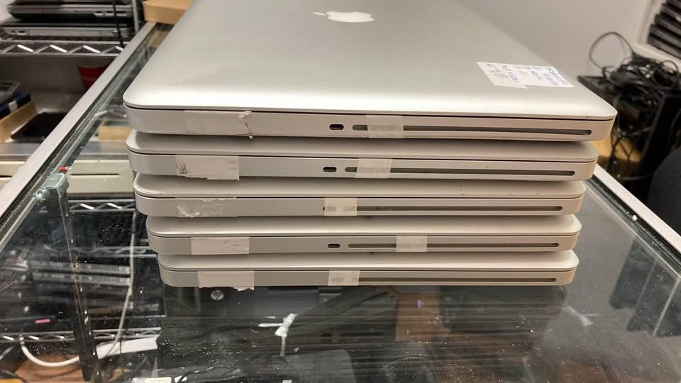 Lot de 05 MacBook Pro 2011 Pour Pièces ou Réparations Ram 8G Disk 500G 15 pouces No OS