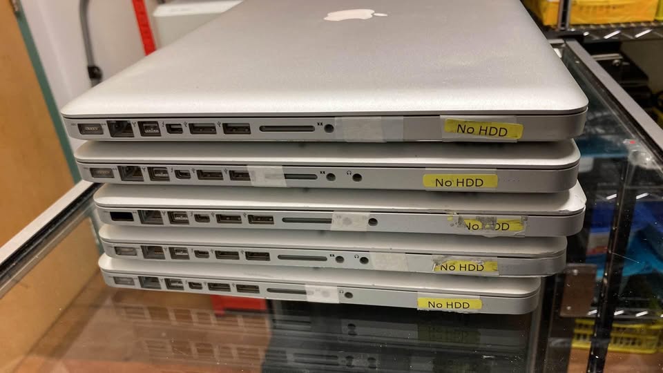 Lot de 05 MacBook Pro 2011 Pour Pièces ou Réparations Ram 8G Disk 500G 15 pouces No OS